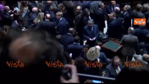 Napolitano vota tra gli applausi e i fischi