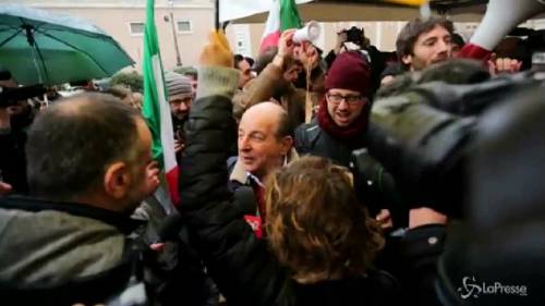 Flash mob per Magalli: "Chi non salta Pippo Baudo è"