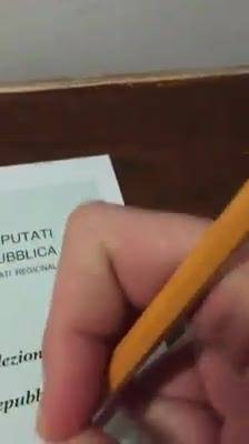 Il grillino Manlio Di Stefano si filma mentre vota