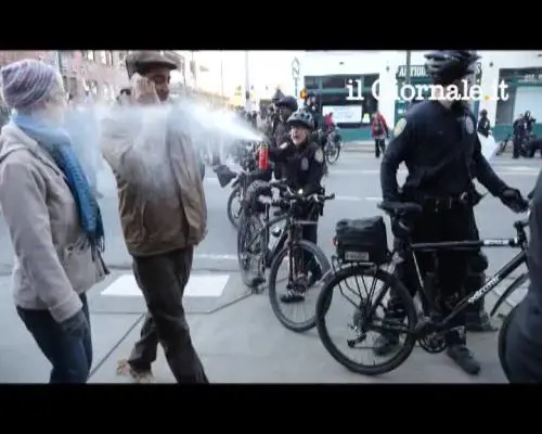 Poliziotta in crisi isterica durante il servizio