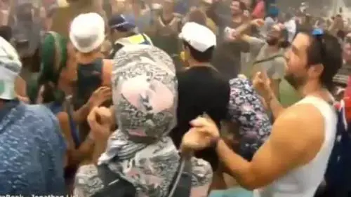 Australia, poliziotto si scatena al rave party