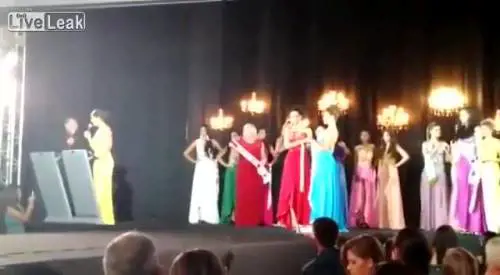 La reginetta perde le staffe  e strappa la corona  dalla testa della vincitrice
