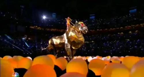 Katy Perry vestita "di fiamme" incanta il Super Bowl