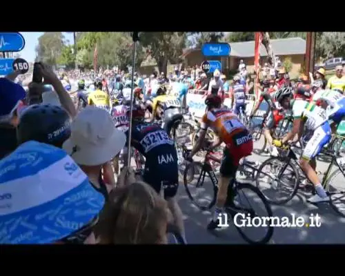 Ciclismo, caduta di massa a 60 km/h