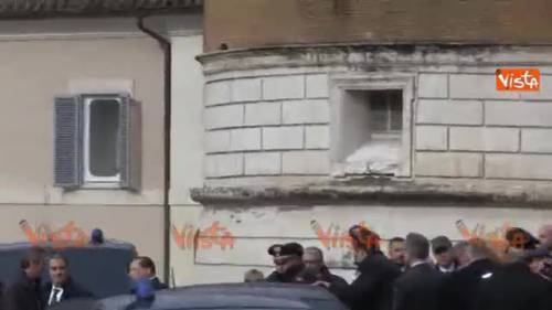 Berlusconi scherza coi carabinieri