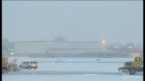 Chicago sotto la neve: traffico stradale e aereo in tilt 