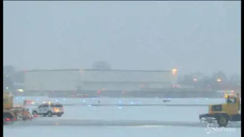 Chicago sotto la neve: traffico stradale e aereo in tilt 