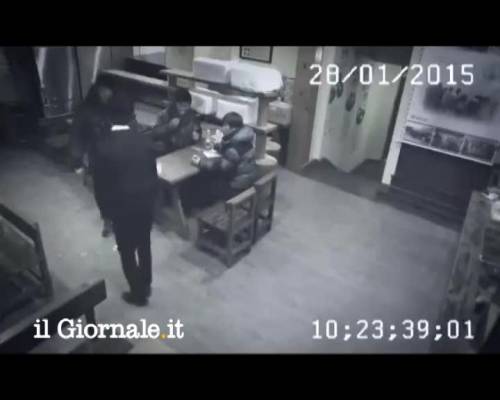 Catwoman cinese picchia tre uomini da sola