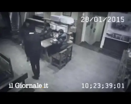 Catwoman cinese picchia tre uomini da sola