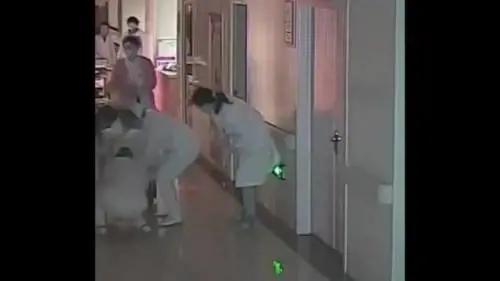 Neonato trascinato sul pavimento durante il parto