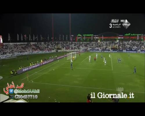 Fa la verticale durante la partita e prende il cartellino giallo