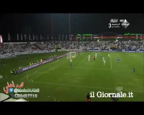 Fa la verticale durante la partita e prende il cartellino giallo