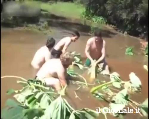 Puliscono condotto di drenaggio ma vengono risucchiati