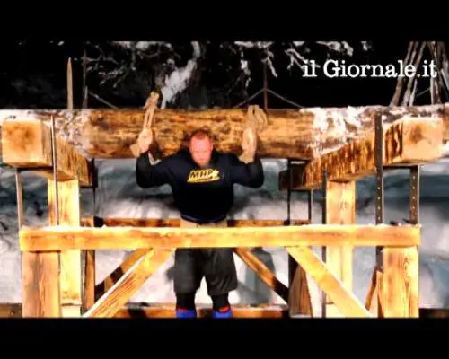 La "montagna" solleva un tronco da 640 chili