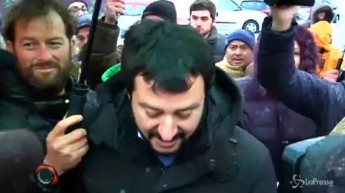 Salvini contestato all'Aquila: "Qui Renzi non è mai venuto"