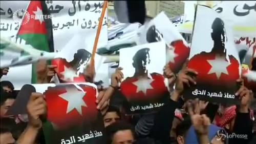 Amman, proteste contro la morte del pilota: c'è Rania