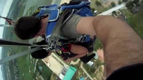 Video da brividi: si lanciano con il paracadute e sfiorano la morte 