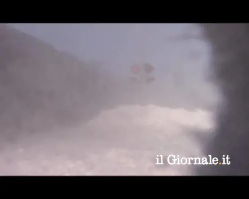 Ecco come una locomotiva si fa strada nella neve