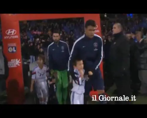 Thiago Silva regala una felpa al raccattapalle infreddolito
