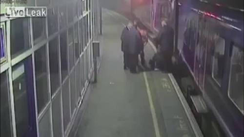 Ubriaco cade sotto il treno e miracolosamente non si fa nulla