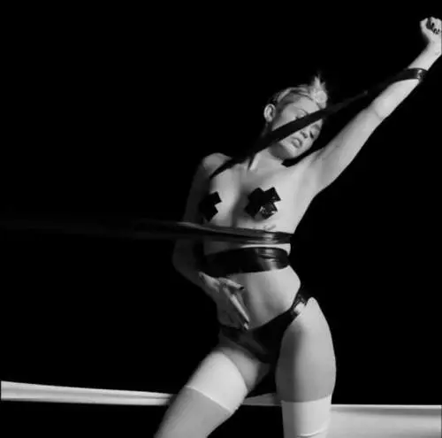 "Tongue Tied", il corto hot di Miley Cyrus