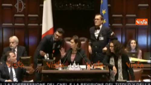 Caos a Montecitorio, la Boldrini espelle i 5 Stelle