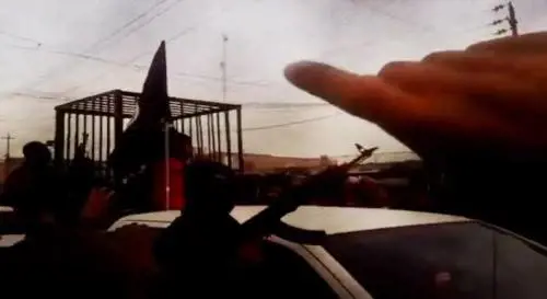 I prigionieri in corteo in gabbia