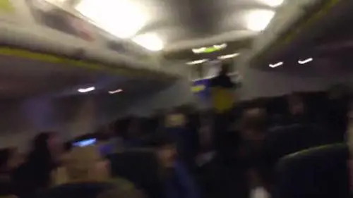 Follia sul volo Ryanair. Ubriaco si toglie la maglia e inizia a sferrare pugni