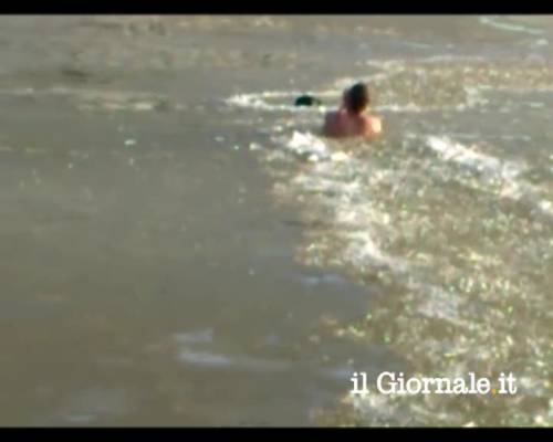 Si lancia nel fiume ghiacciato per salvare il cane