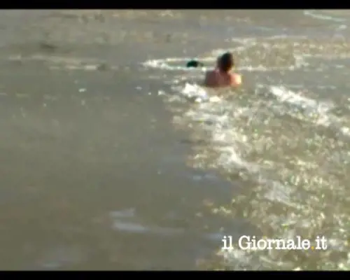 Si lancia nel fiume ghiacciato per salvare il cane