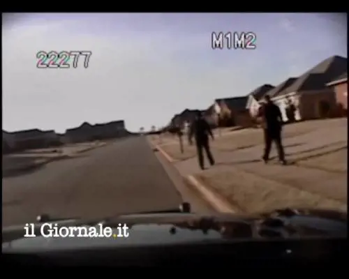 Poliziotto rompe vertebra a un turista anziano