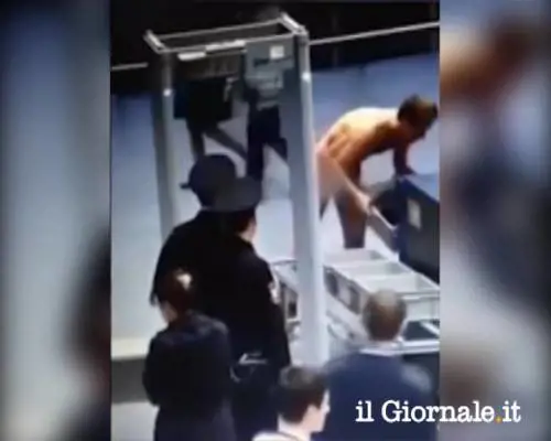 Russia, follia al check-in. Uomo si spoglia completamente