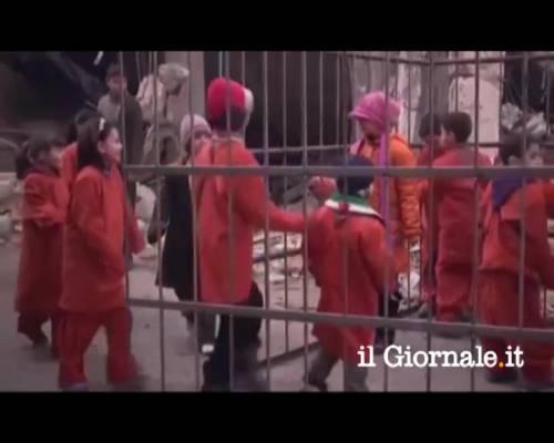 Siria, i bimbi nella gabbia con la tuta arancione