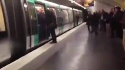 Parigi, i tifosi del Chelsea cacciano un passeggero di colore dalla metro