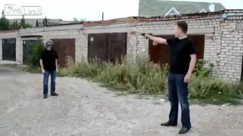 Spara in testa all'amico per testare l'elmetto militare