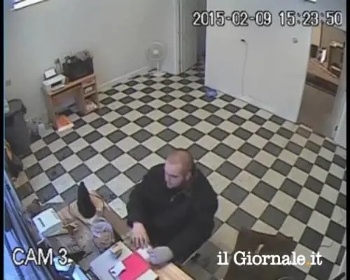 Il cane difende il padrone e sventa la rapina