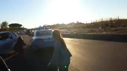 Nomadi alla guida dell'auto della polizia