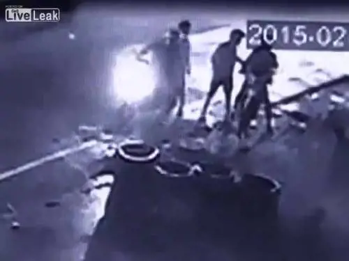 Attaccato da una gang, ragazzo muore in strada