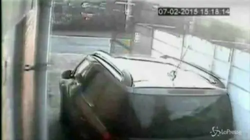 Uomo derubato e investito con la sua stessa auto: oltre il danno, la beffa