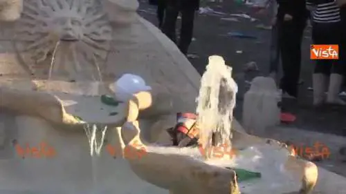 Guerriglia a Roma: devastazione a piazza di Spagna