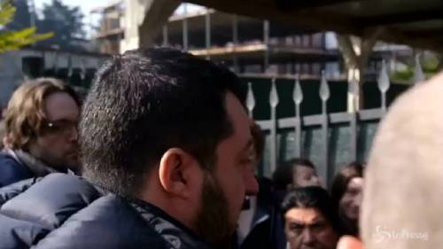 Salvini visita il campo rom: contestazioni