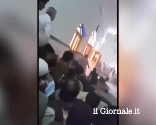 Peshawar, attacco suicida ​ripreso con cellulare