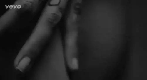 Nina Zilli si masturba nell'ultimo video