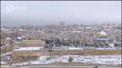 Gerusalemme sotto la neve e senza elettricità dopo tempesta 