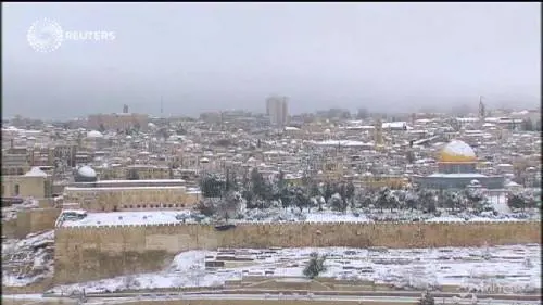 Gerusalemme sotto la neve e senza elettricità dopo tempesta 