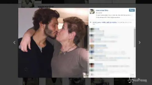 Il bacio a stampo tra De Martino  E Mara Maionchi