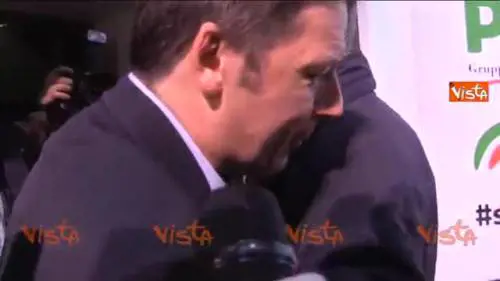 Renzi si fa un selfie con insegnanti e studenti