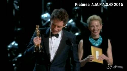 Eddie Redmayne vince l'Oscar si commuove sul palco