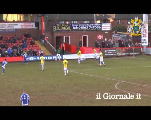 Una presa da wrestiling durante una partita di calcio