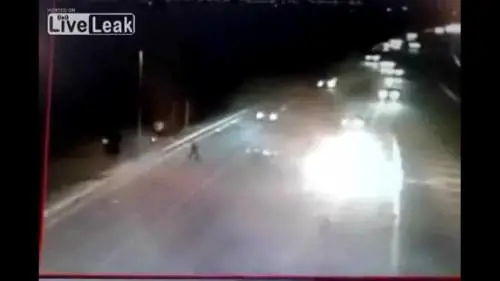 Sbaglia l'uscita, torna indietro e provoca terribile incidente